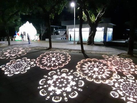 「門紅」現展示於木柵公園，為該處夜間亮點之一。(圖片來源：臺北市政府觀光傳播局)