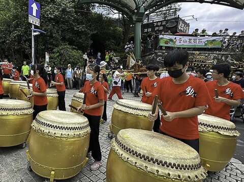 今年5月13日（六）上午推出的「藝齊展現動物派對」，是臺北市立動物園首次與文山區各大教育機構合作舉辦的母親節慶祝活動(實踐國小擂鼓隊) (圖片來源：臺北市立動物園)
