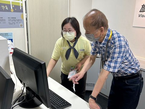 旅服人員向草間先生細心講解觀光資訊(圖片來源：臺北市政府觀光傳播局)