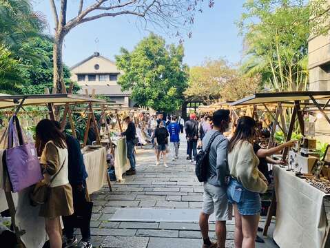 文化局5月20日將於松山文創園區舉辦館所市集造夢日活動(圖為松山文創園區市集活動，圖片由水水文創提供)