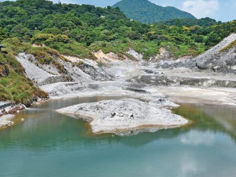 硫磺谷的特殊景觀，吸引許多遊客前來拍照打卡。（攝影／李智為）