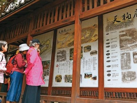 天狗庵史蹟公園內有豐富史料、圖片，記錄日本時期北投溫泉的風光歲月。