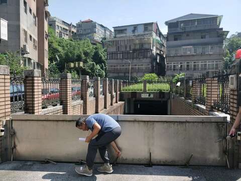 請民眾隨時掌握中央氣象局最新預報資訊，已自行配備防水閘門的住戶民眾，當氣象局發布豪雨特報時，立刻安裝完妥(圖片來源：臺北市政府工務局水利工程處)