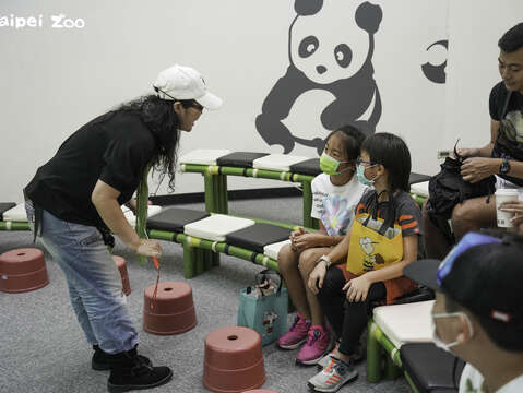 Taipei Zoo Introduces Bilingual Tour Pamphlet for Kids