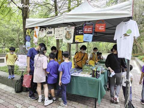邀請環教非營利組織(NGO)、木柵在地相關產業等業者及臺北市10所國民小學一起加入市集當中(圖片來源：臺北市立動物園)