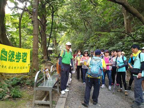 向登山客宣導遇獼猴的三不原則(圖片來源：臺北市動物保護處)