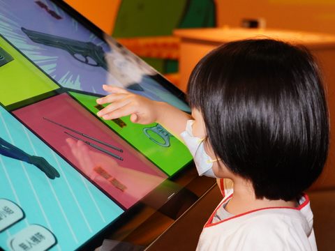 趣味的互動裝置讓遊客們了解台北警察的裝備(圖片來源：臺北市政府觀光傳播局)