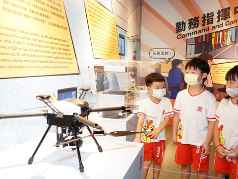 現場展出真實的辦案工具，如警用無人機、指紋採集箱等(圖片來源：臺北市政府觀光傳播局)