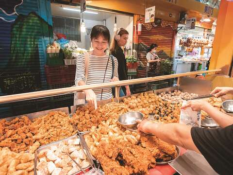 「艋舺大豐」是陳宜芳常光顧的攤位之一，手工丸和豐富炸物真材實料。