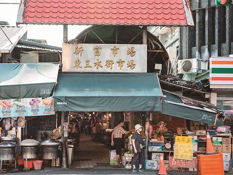 許多人專程造訪東三水街市場，只為一嘗市場好滋味。