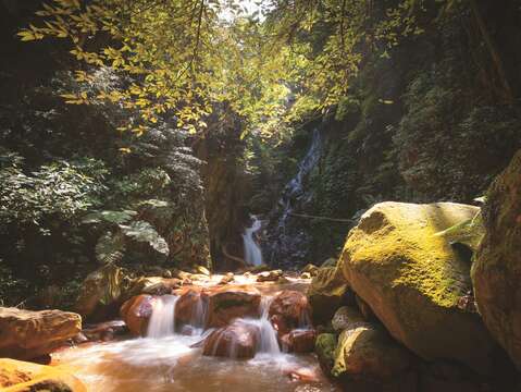 走訪天母古道，可順道造訪翠峰瀑布。