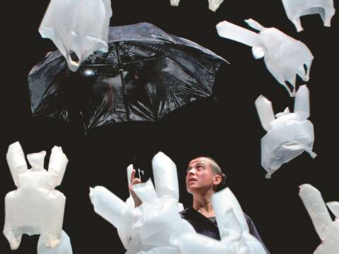 在《突然颳來一陣風》中，生活裡常見的塑膠袋在黑衣人的魔法下成了小小人偶，在風中與音樂共舞，彷彿有了鮮活的生命。（圖／臺北表演藝術中心）