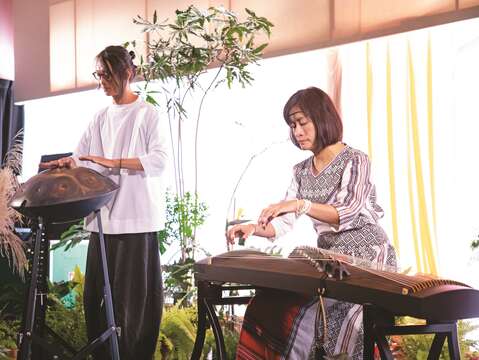 在「給植物的音樂會」中,「Oneness聲波療癒跨界樂團」等表演團體將以音樂讓植物感受聲音療癒的共振能量。(圖/臺北表演藝術中心)