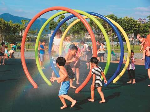 大佳河濱公園兒童戲水區也是台北夏日消暑樂園之一。（圖／台北市工務局水利工程處）