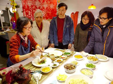 「大稻埕-巷弄辛香之旅」走讀活動，將以臺灣與東南亞都有的傳統美食「潤餅」，來場有趣的飲食文化交流(示意圖)。(圖片來源：臺北市政府勞動局)