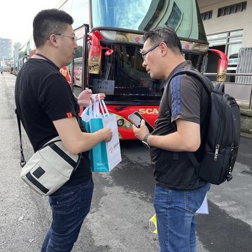 觀傳局同仁主動前往迎接郵輪旅客、推廣北市觀光景點。