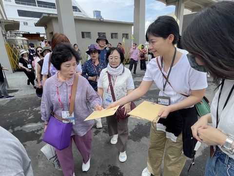 觀傳局發放「台北萬客攏」迎賓禮雙層觀光巴士票券，邀請旅客前來暢遊臺北。