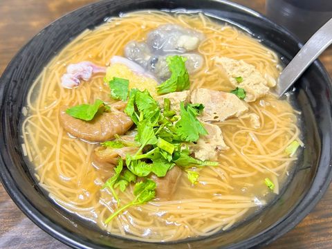 鄰近捷運龍山寺站的賴桑透抽蚵仔麵線，人氣評價都很高。(圖片來源：臺北市政府觀光傳播局)