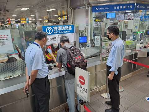 民眾於捷運詢問處預購定期票(圖片來源：臺北大眾捷運股份有限公司)
