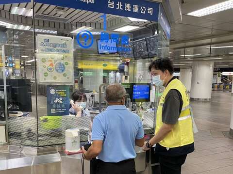 加派黃色背心服務人員協助民眾購票(圖片來源：臺北大眾捷運股份有限公司)