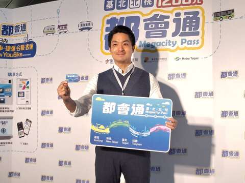市長蔣萬安化身一日站務員(圖片來源：臺北大眾捷運股份有限公司)