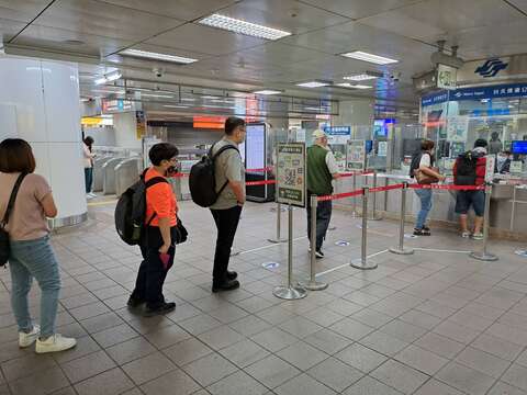 民眾於車站詢問處預購定期票(圖片來源：臺北大眾捷運股份有限公司)