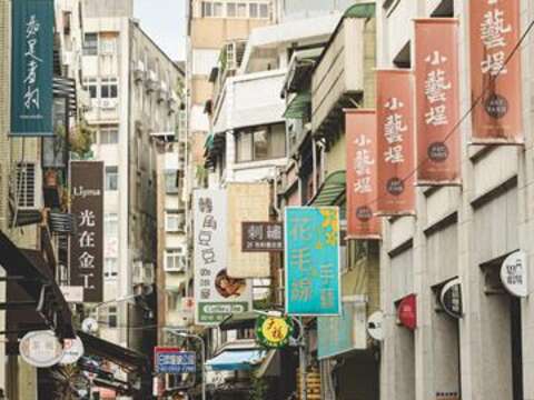 “Old and new” is a major feature of Dadaocheng. On the streets, you can see traditional old shops, and you can also pass by coffee shops and art shops with novel decorations. (Photo‧Zifilm Studio)