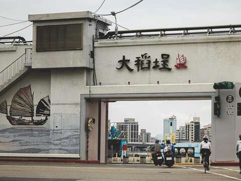 Visitors can enjoy the river scenery of Dadaocheng by bicycle, or by boat. (Photo ‧Zifilm Studio)