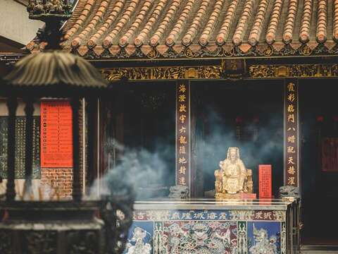Taipei Xia-Hai City God Temple is an important historical site and also the spiritual center of Dadaocheng. (Photo‧Zifilm Studio)
