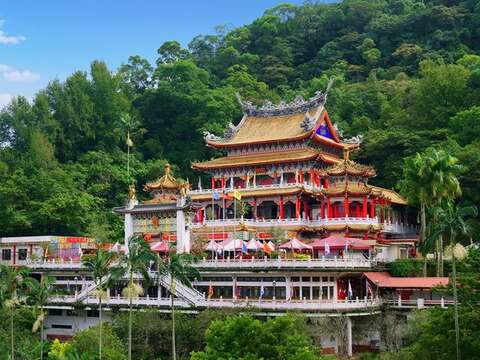 When you alight at the “Zhinan Temple Station” of the Maokong Gondola, you can visit the magnificent Zhinan Temple to seek the blessings of the gods. (Photo‧Zhinan Temple)
