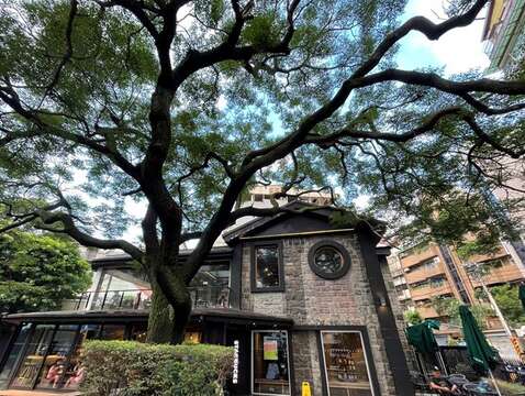 The building is the former residence of Tianmu, now housing a Starbucks on Tianyu Street. (photo‧Ching-Chih Lee)