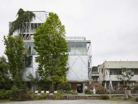 Wenism Cafe in Tianmu bridges the empty lot and the park with a casual ambiance.