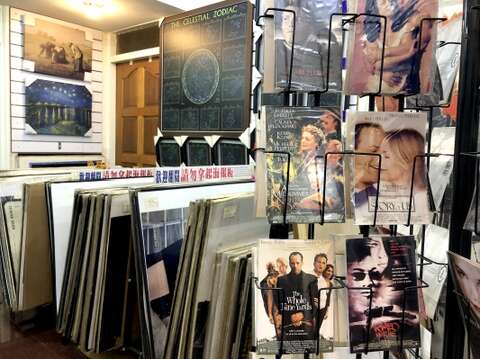 This poster store, packed with posters and postcards featuring movie stills, is where you can find the merchandise you desire. (Photo‧Taiwan Scene)