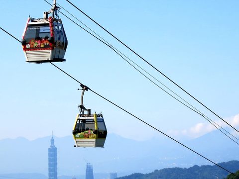 購買套票的民眾先搭貓空纜車，透過感應QRCODE進入纜車站，坐一站抵達動物園南站後於換票機掃描QRCODE兌換入園門票及遊客列車乘車券。(圖片來源：臺北市政府觀光傳播局)