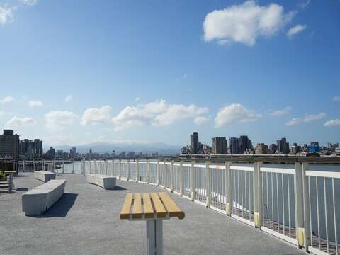 公園內跨堤景觀平臺，可眺望淡水河美景(圖片來源：臺北市政府工務局衛生下水道工程處)