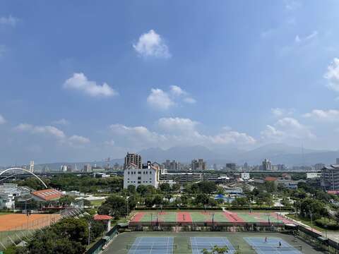 迪化休閒運動公園內的壘球場、網球場及籃球場，最適合揮灑汗水(圖片來源：臺北市政府工務局衛生下水道工程處)