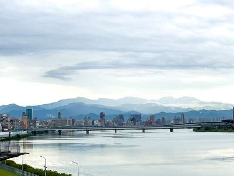 公園內跨堤景觀平臺上遠眺淡水河上游景色(圖片來源：臺北市政府工務局衛生下水道工程處)