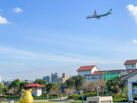 迪化休閒運動公園位於松山機場航道上，抬頭即可看見飛機起降(圖片來源：臺北市政府工務局衛生下水道工程處)