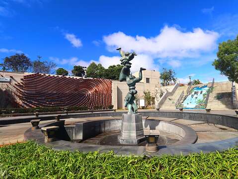 迪化休閒運動公園主要入口及意象噴水池(圖片來源：臺北市政府工務局衛生下水道工程處)