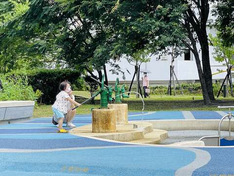 小朋友體驗迪化水樂園「水壓泵浦」的樂趣(圖片來源：臺北市政府工務局衛生下水道工程處)