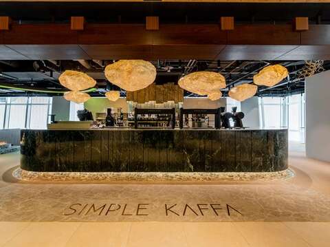 A new Simple Kaffa store opened on the 88th floor of Taipei 101, featuring a unique interior design as well as a spectacular view. (Photo‧Simple Kaffa)