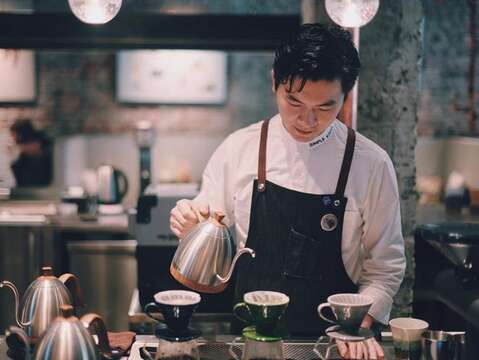 In Simple Kaffa’s flagship store, customers can watch baristas show off their brewing skills in the central seating area. (Photo‧Simple Kaffa)