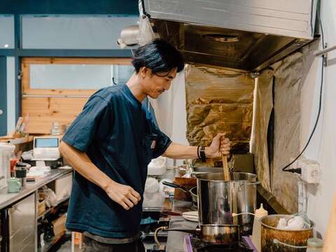 Mr. Higuchi personally cooks spiced curry every morning.
