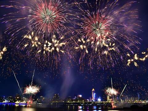 美しい花火が夏の大稲埕の空を彩ります。(写真‧陳盈蓉)