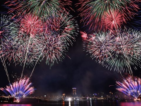 以往大稻埕煙火情人節只有1天，今年加碼每周三都有煙火施放，連放8周。(圖片來源：臺北市政府觀光傳播局)