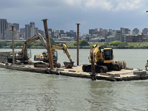 2023大稻埕夏日節將登場，水利處加緊進行碼頭周邊河川疏濬。(圖片來源：臺北市政府觀光傳播局)