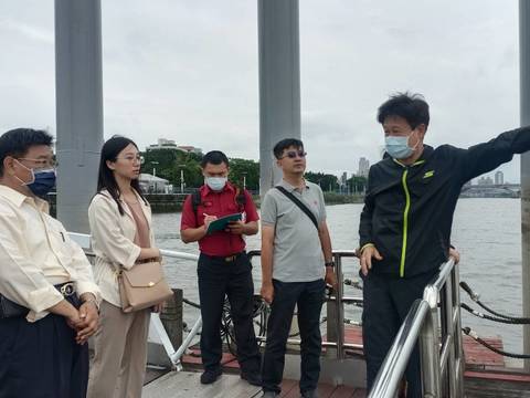 觀傳局邀集消防局和藍色公路業者日前於大稻埕碼頭會勘，研商煙火施放日如何讓船舶可載客近距離觀賞煙火。(圖片來源：臺北市政府觀光傳播局)