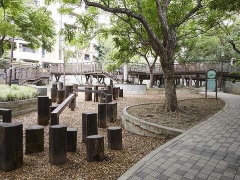 天母公園から緑の木々が生い茂る遊び場へと続く歩道は、李氏オススメの散歩コースです。
