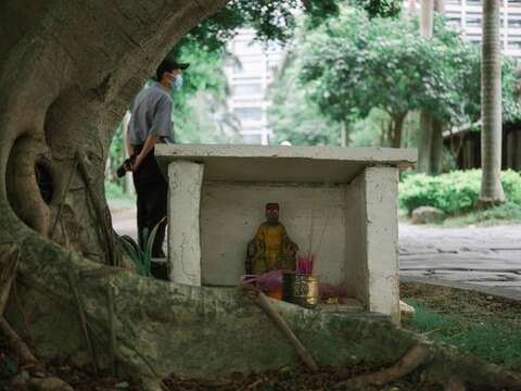 かつて工場で働く従業員を見守っていた土地婆の小さな寺院は、今では園区を訪れる観光客たちを見守っています。