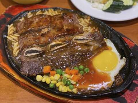 ミックスベジタブル、卵焼き、麺は定番の付け合せです。